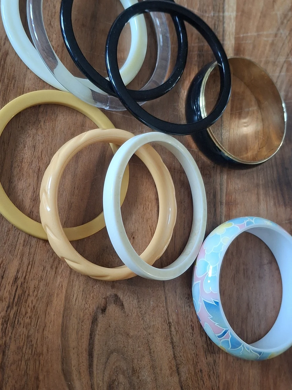 Vintage Lot of 9 Lucite Acrylic Plastic Bangle Bracelets Gold Tone Black Retro